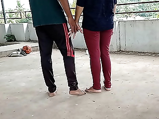 छत पर खड़ी पड़ोसी की सुन्दर बीवी को पटाया और फिर दर्द नाक चोदा Hard-core Bhabhi Intercourse